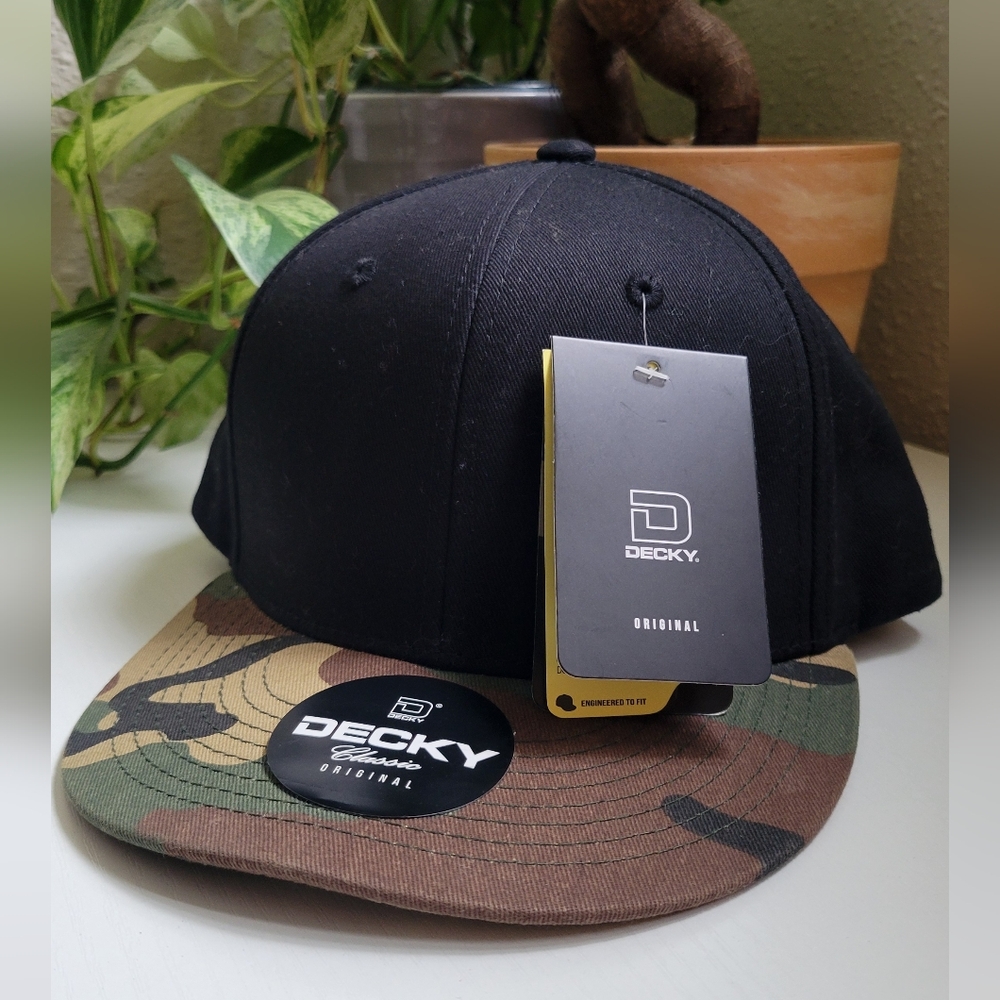 Decky Black and Camouflage Snapback Hat